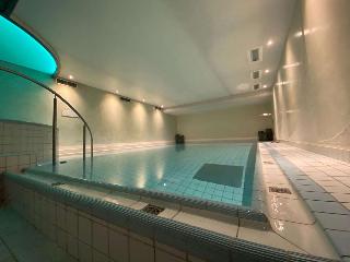SUITE-1 KING BED,SOFBD,WIFI,FREPAY,BATHSL