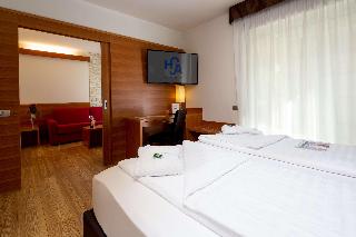 SUITE-1 KING BED,SOFBD,WIFI,FREPAY,BATHSL