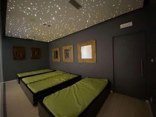 1 KING BED,JRSTE,SOFBD,WIFI,FREPAY,BATHSL