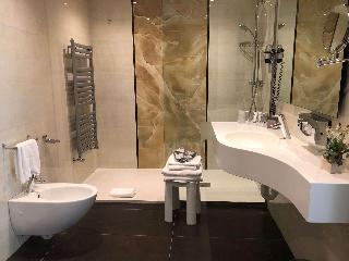 SUITE-1 KING BED,SOFBD,WIFI,FREPAY,BATHSL