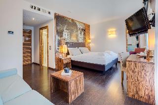 1 KING BED,JRSTE,SOFBD,WIFI,FREPAY,BATHSL