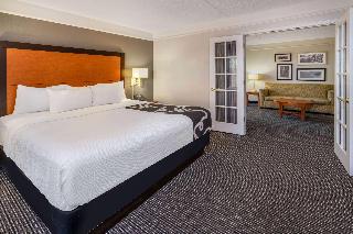 1 King Bed Suite Non-Smoking