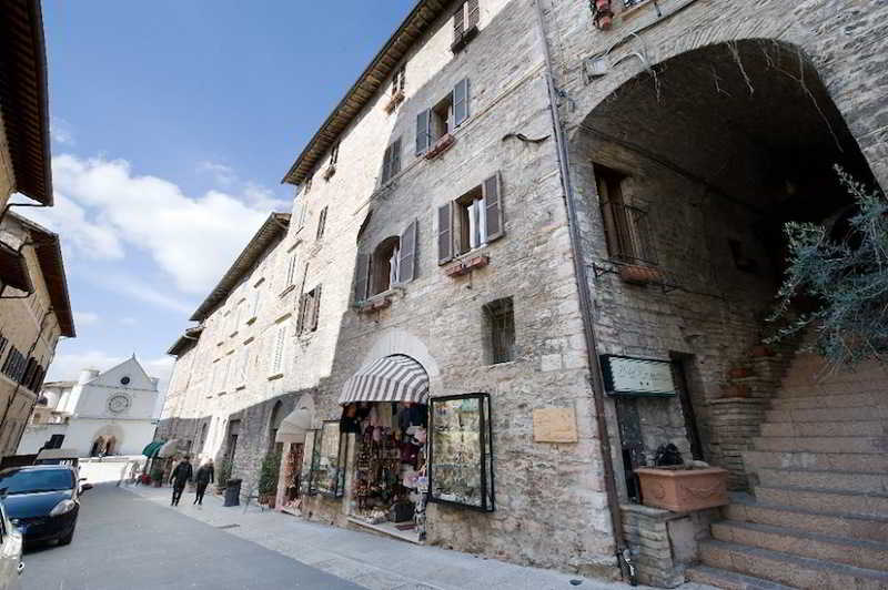 Properzio, Assisi