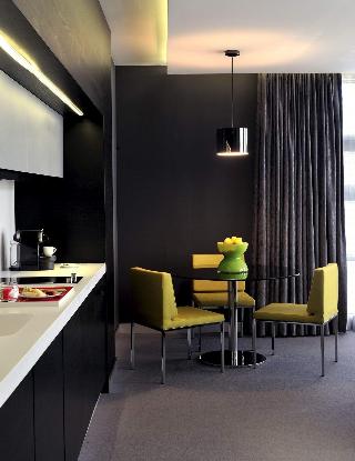 Vernazza Suites Hotel
