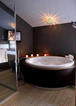Vernazza Suites Hotel
