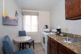 1 KING BED,NSMK,COURT,KITETT,MICRFG,STOVE,FLATSC,CONTINENTAL BREAKFAST
