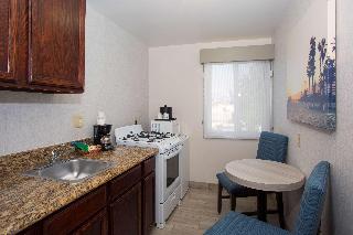 1 KING BED,NSMK,COURT,KITETT,MICRFG,STOVE,FLATSC,CONTINENTAL BREAKFAST