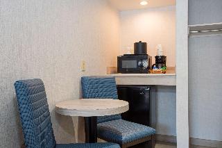 1 KING BED,NSMK,COURT,MICRFG,FLATSC,CONTINENTAL BREAKFAST