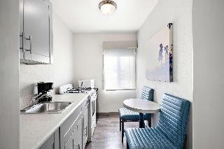1 KING BED,NSMK,COURT,KITETT,MICRFG,STOVE,FLATSC,CONTINENTAL BREAKFAST