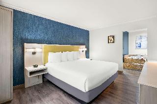 SUITE-1 KING BED,NSMK,COURT,JACZZ,MICRFG,FLATSC,CONTINENTAL BREAKFAST