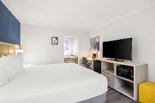 SUITE-1 KING BED,NSMK,COURT,JACZZ,MICRFG,FLATSC,CONTINENTAL BREAKFAST