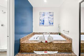 SUITE-1 KING BED,NSMK,COURT,JACZZ,MICRFG,FLATSC,CONTINENTAL BREAKFAST