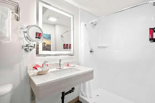 SUITE-1 KING BED,NSMK,COURT,JACZZ,MICRFG,FLATSC,CONTINENTAL BREAKFAST
