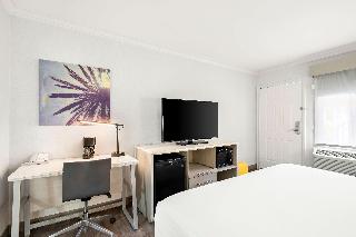 SUITE-1 KING BED,NSMK,COURT,JACZZ,MICRFG,FLATSC,CONTINENTAL BREAKFAST