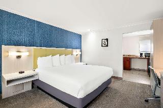 1 KING BED,NSMK,COURT,MICRFG,FLATSC,CONTINENTAL BREAKFAST