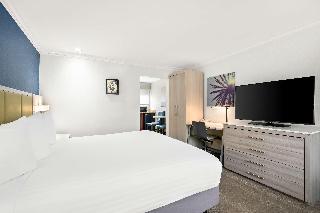 1 KING BED,NSMK,COURT,MICRFG,FLATSC,CONTINENTAL BREAKFAST