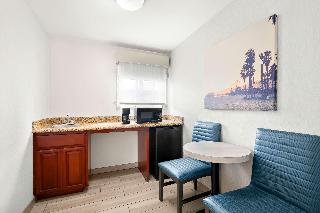 1 KING BED,NSMK,COURT,MICRFG,FLATSC,CONTINENTAL BREAKFAST