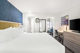 1 KING BED,NSMK,COURT,KITETT,MICRFG,STOVE,FLATSC,CONTINENTAL BREAKFAST