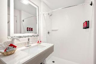 SUITE-1 KING BED,NSMK,COURT,JACZZ,MICRFG,FLATSC,CONTINENTAL BREAKFAST