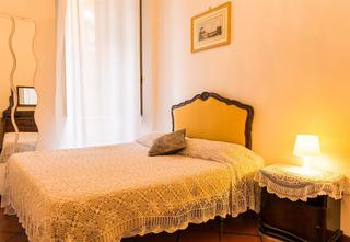 Elena al Colosseo, Rome