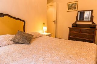 Elena al Colosseo, Rome