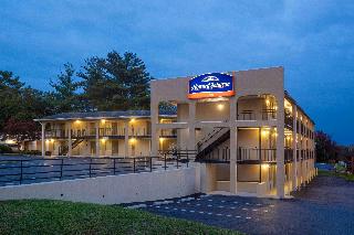 Howard Johnson by Wyndham College Park