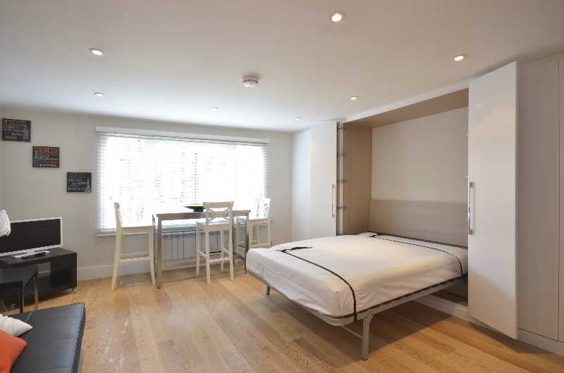 Room
 di West End Living