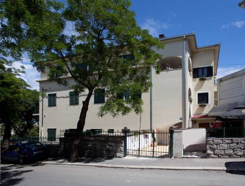 Room
 di Four Stars Split