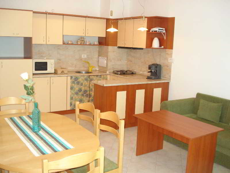 Room thumbnail 3