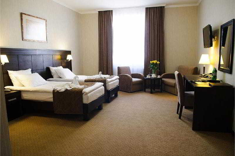 Room thumbnail 3