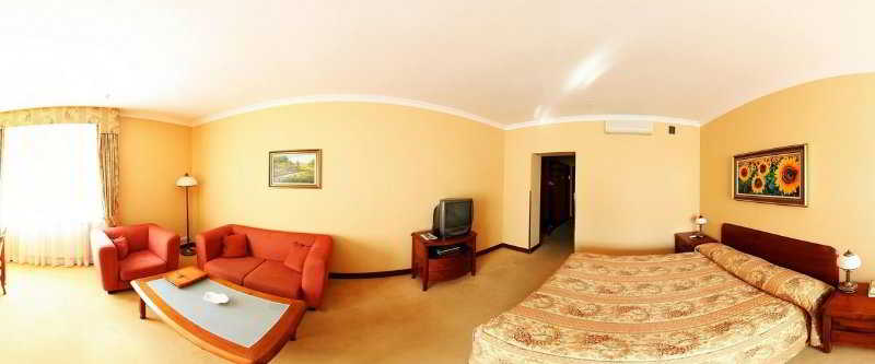 Room thumbnail 3
