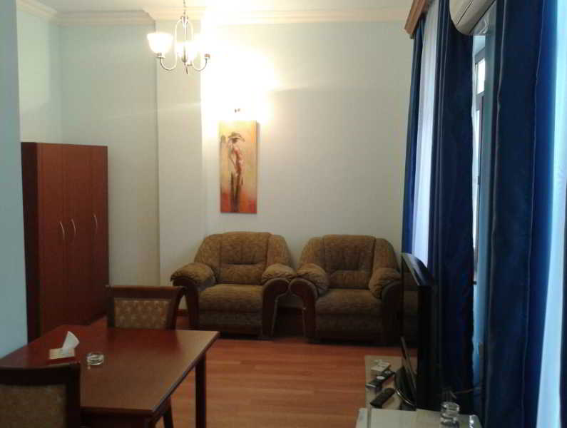 Room thumbnail 6