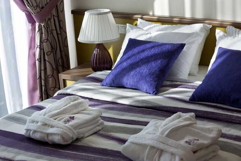 Room thumbnail 2