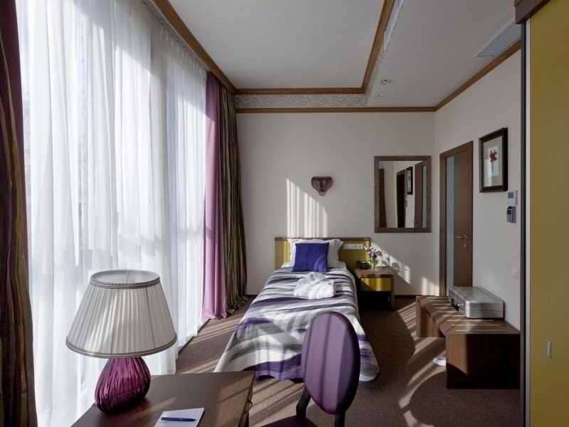 Room thumbnail 3