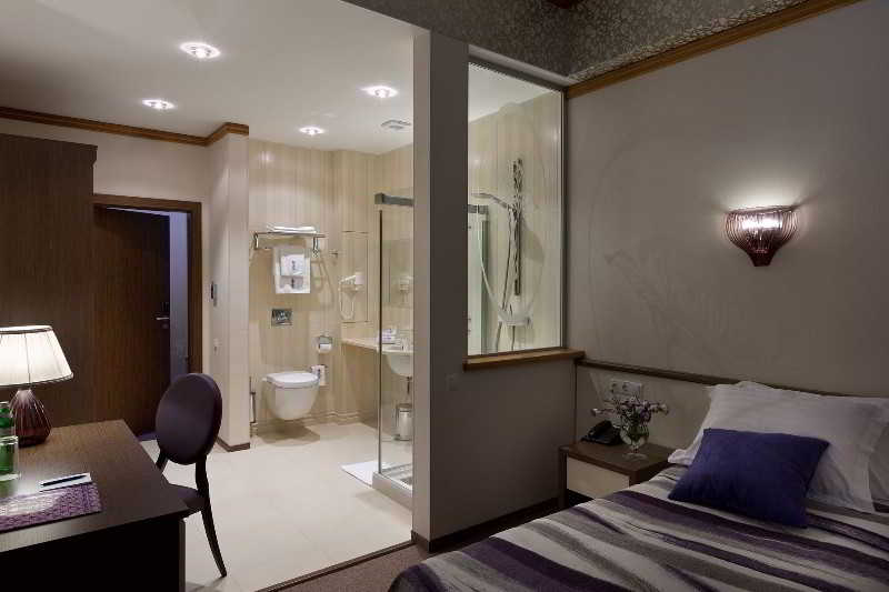 Room thumbnail 4