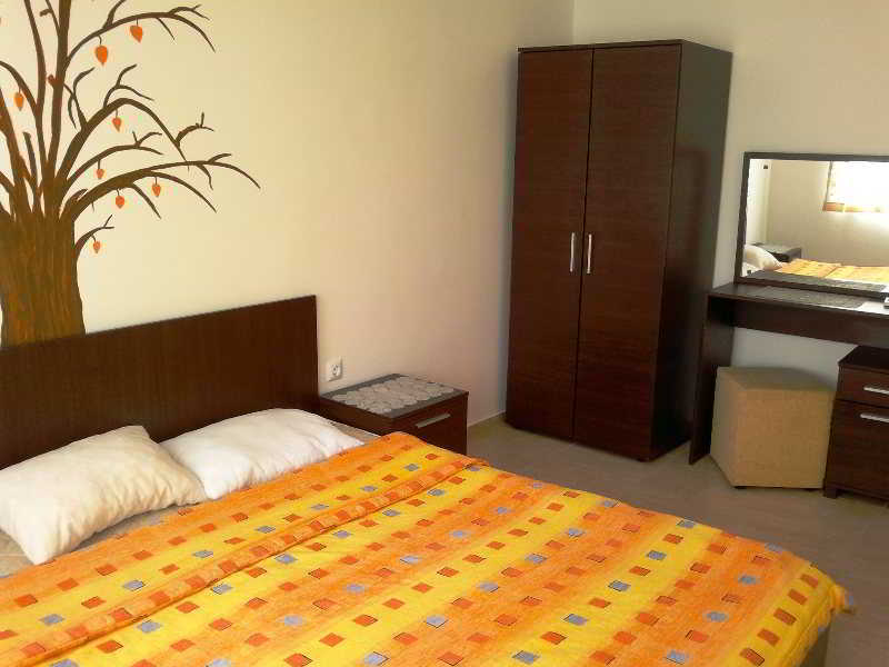 Room thumbnail 4