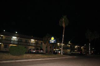 Days Inn & Suites by Wyndham Needles