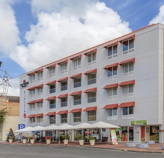 Majestic City Suites & Beach Hotel