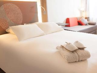 Standard Room with a queen-size bed