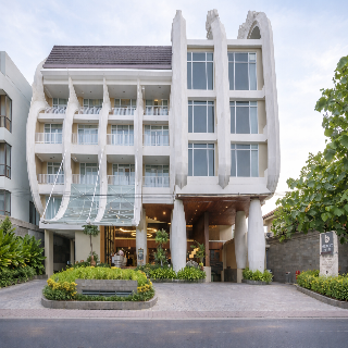 Bedrock Hotel Kuta Bali