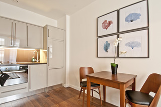 Native Monument, Londyn