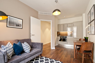 Native Monument, Londyn