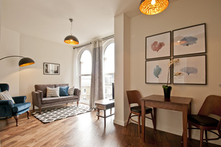 Native Monument, Londyn