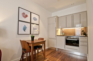 Native Monument, Londyn