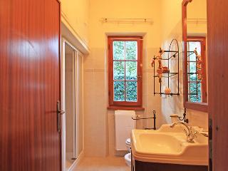 Patrizia - Two Bedroom, Lucca