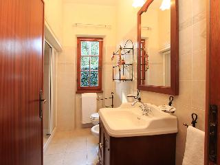 Patrizia - Two Bedroom, Lucca