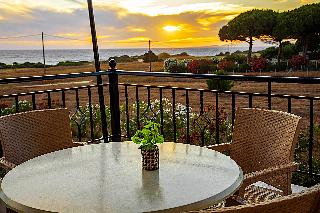 Romanos Beach Villas