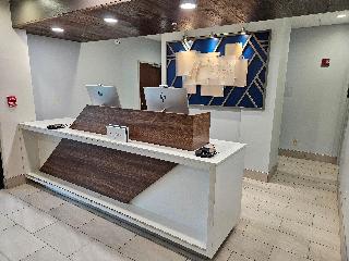 Holiday Inn Express and Suites Cincinnati Blue Ash