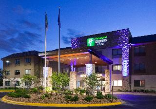 Holiday Inn Express and Suites Minneapolis Golden