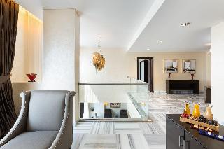 1 King 2 Twin Royal Suite Lounge Access